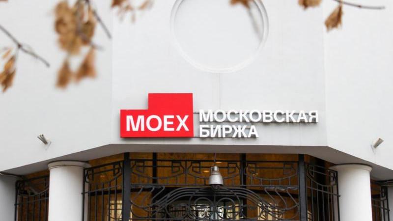 Российский рынок акций растет на открытии торгов