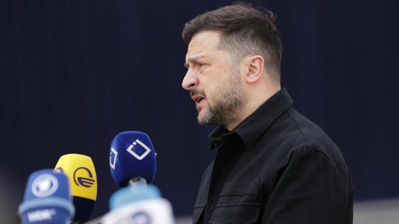 Медведчук считает угрозы Зеленского Параду 9 мая попыткой покрасоваться