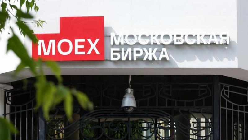 Российский рынок акций снижается на открытии торгов