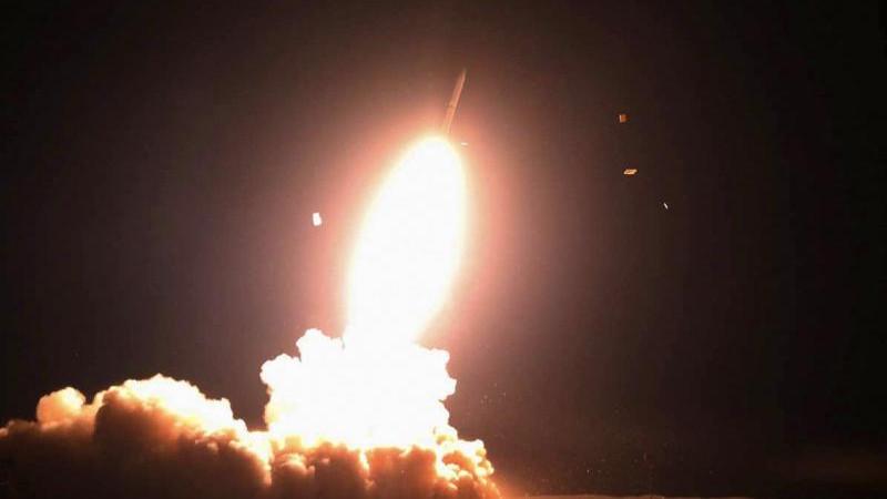 Иран провел испытание новой ракеты над авианосцем США