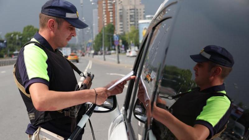 С 8 сентября водители смогут предъявлять права через "Макс"