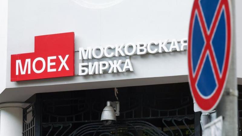 Российский рынок акций снижается на открытии торгов