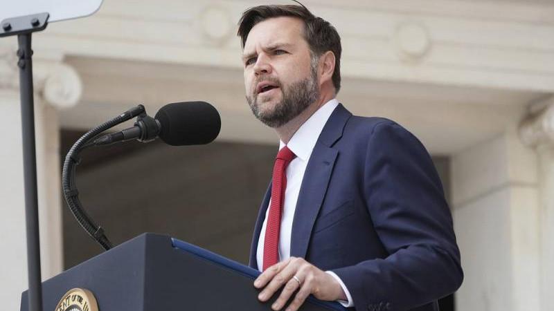 Вэнс не принял решение, будет ли баллотироваться в президенты США