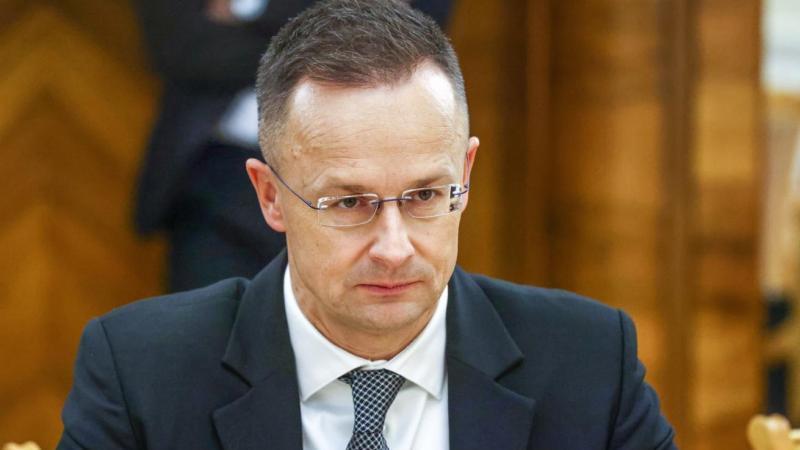 Сийярто отметил, что решения "коалиции желающих" усиливают угрозу войны с РФ