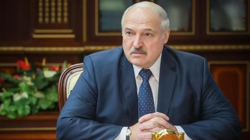 Лукашенко заявил, что в Белоруссии не позволят "бросить под ноги" Победу