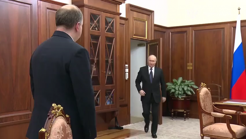Путин призвал не допускать "зависания" работ по строящимся ледоколам