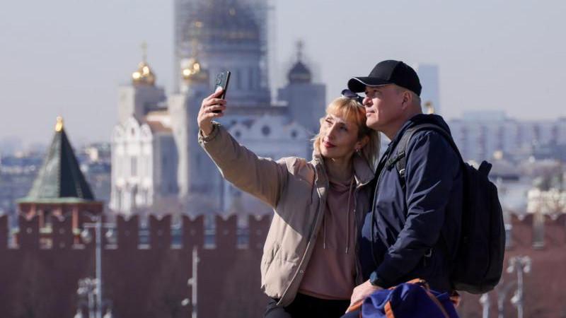 Более 60% опрошенных жителей России назвали главой семьи мать
