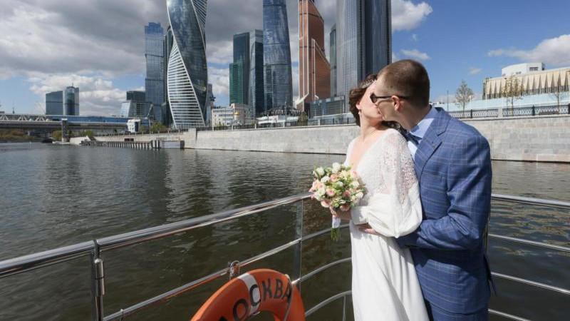 В ГД предложили ввести выплаты за 5 и 10 лет брака