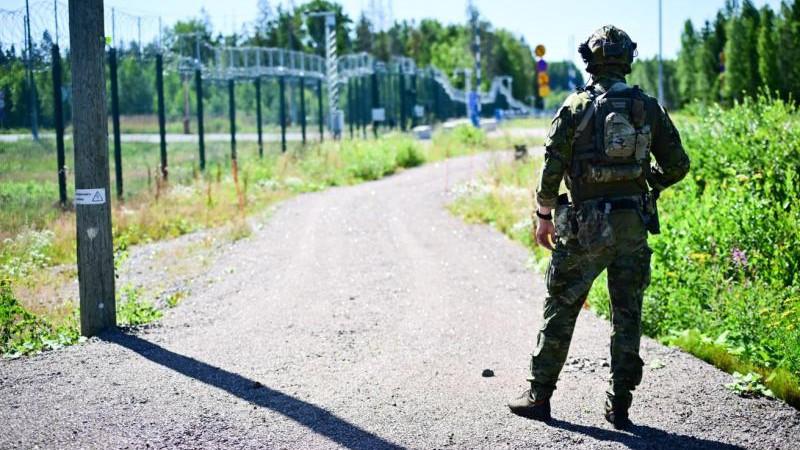 Финляндия завершила возведение 200-километровой стены на границе с РФ