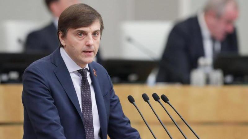 Кравцов считает достаточным школьный уровень подготовки к ЕГЭ