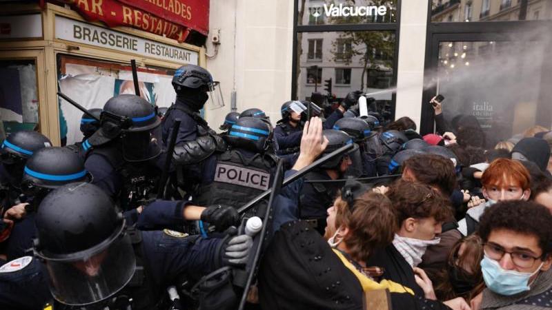 Le Figaro: в ходе протестов школьников во Франции задержаны более 500 человек