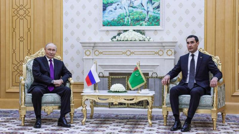 Президенты России и Туркмении провели двустороннюю встречу