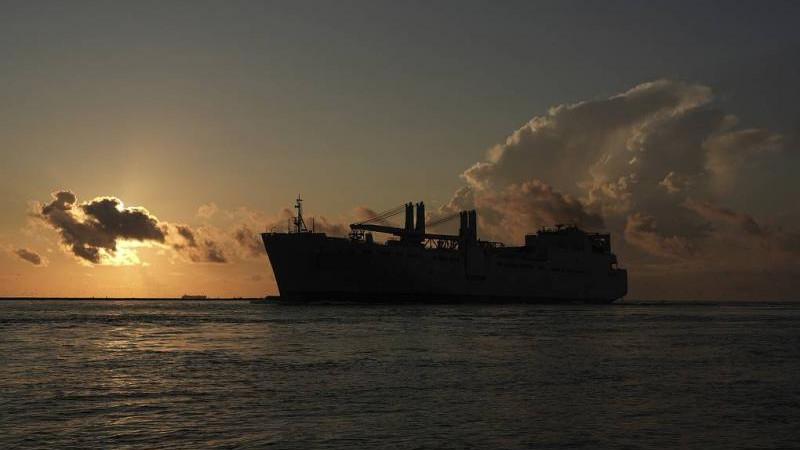 Захарова: США освободили двух россиян из экипажа 