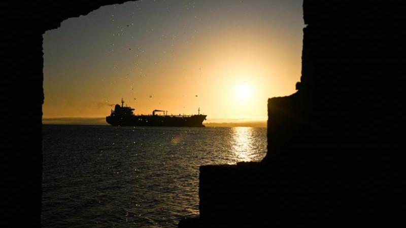 WSJ: береговая охрана США взяла под контроль нефтяной танкер Olina