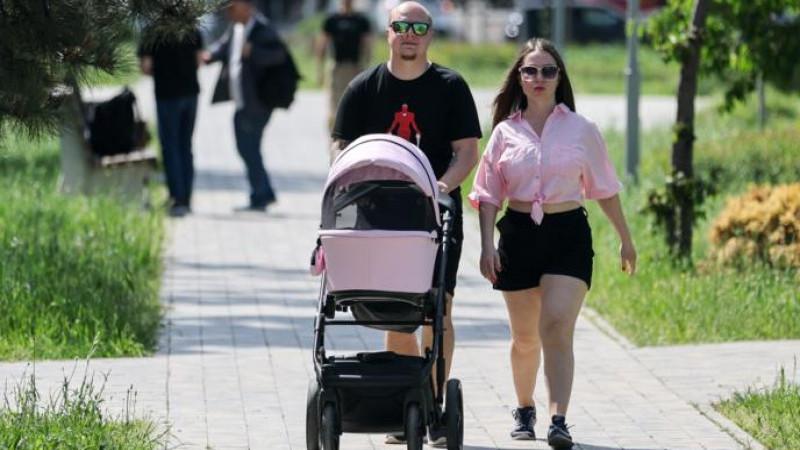 Медведев отметил, что единое пособие в России получают родители более чем 9 млн детей
