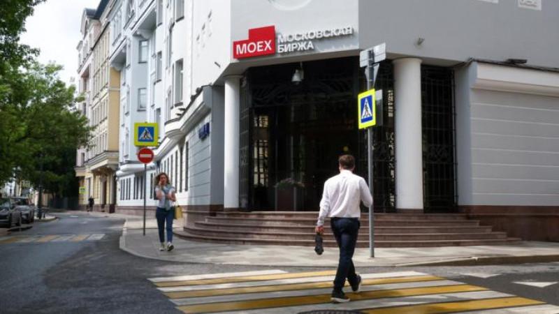 Российский рынок акций снижается на открытии торгов