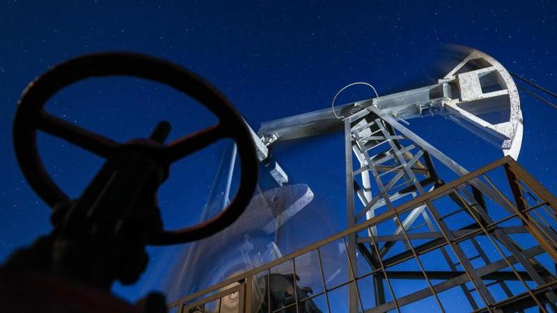 Цена нефти Brent на ICE снижается более чем на 2%
