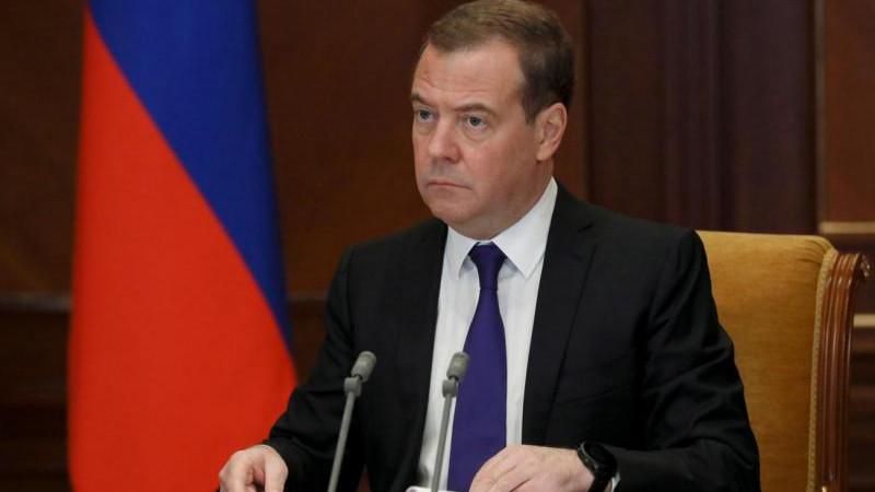 Медведев отметил, что в Европе объявлена охота на всех россиян