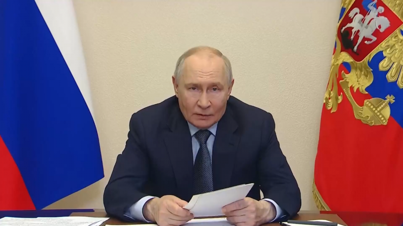 Путин: лоббирующий ЛГБТ ЕС раздражает вид счастливых детей в России