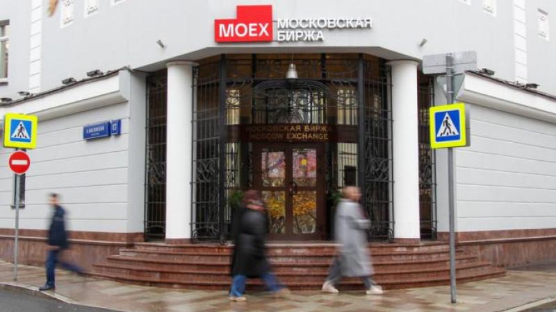 Российский рынок акций снижается на открытии торгов