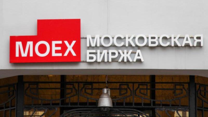 Российский рынок акций растет на открытии торгов