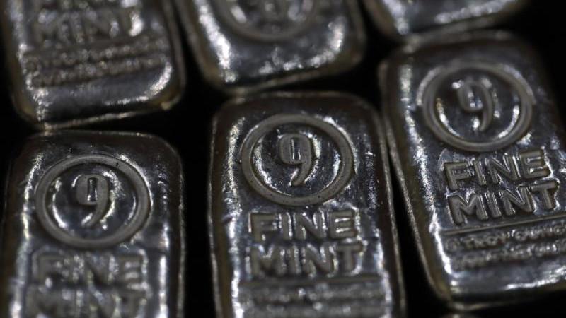 Цена фьючерса на серебро впервые с 12 марта поднялась выше $85