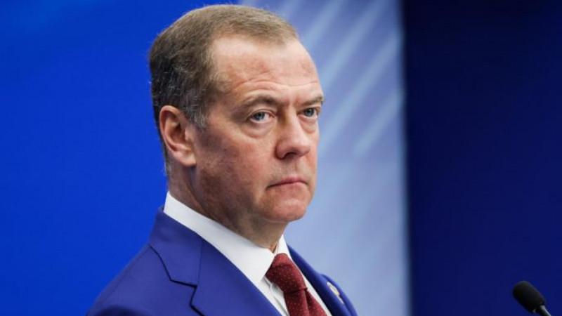 Медведев назвал семь вызовов, которые отразят в новой народной программе ЕР