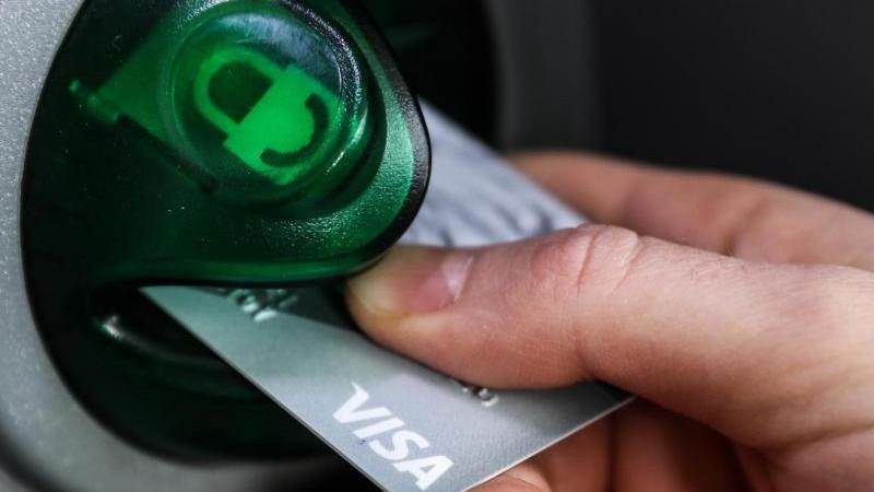 Аксаков считает "рудиментом" в РФ банковские карты Visa и Mastercard