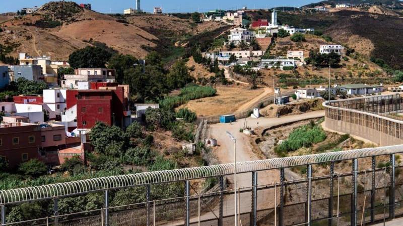 В Марокко возводят барьер у Сеуты для предотвращения наплыва мигрантов