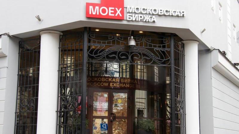 Российский рынок акций снижается на открытии основных торгов