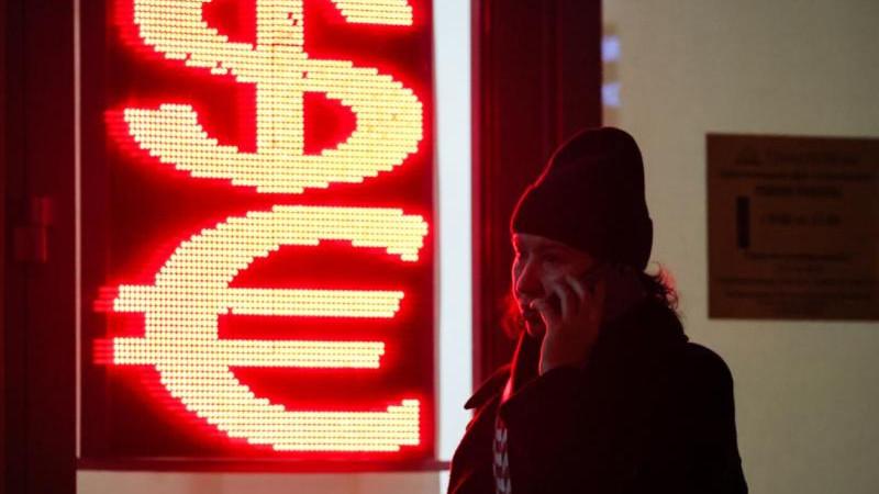 Курс евро на межбанке впервые с 2023 года опустился ниже 86 рублей