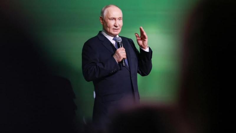 Путин заявил, что ситуация с нефтепродуктами в России постепенно наладится