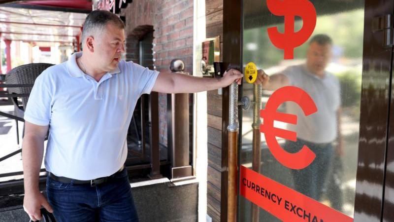 Курс евро на межбанковском рынке впервые с 23 марта превысил 97 рублей