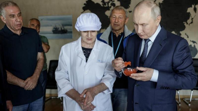 Путин на Итурупе попробовал икру на рыбозаводе