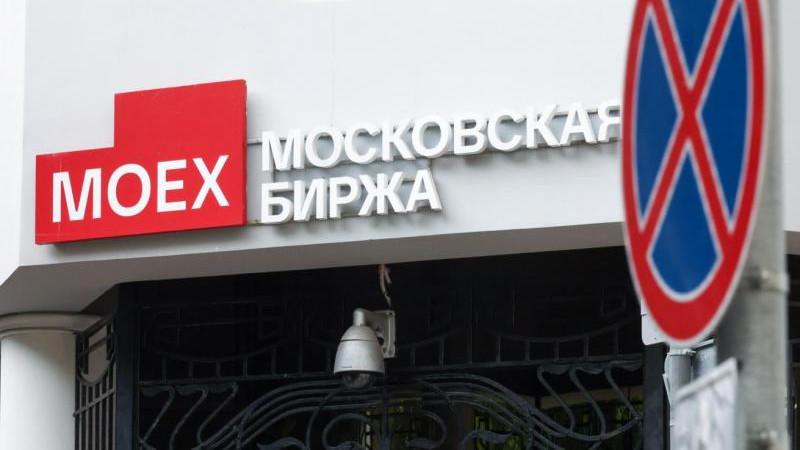 Российский рынок акций снижается на открытии основных торгов