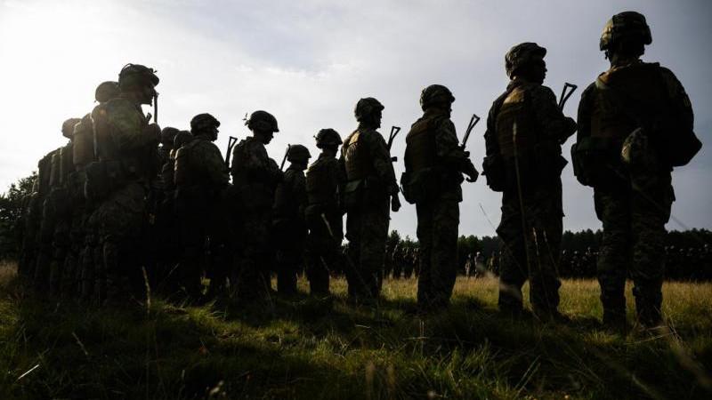 Верховная рада в 18-й раз продлила военное положение на Украине