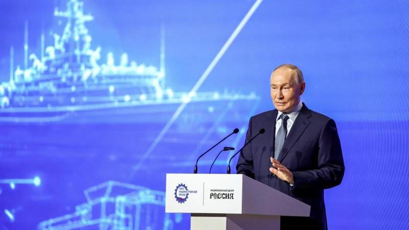 Путин заявил, что Россия должна сама производить критически важную продукцию
