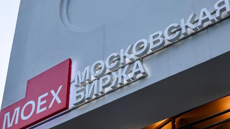 Российский рынок акций на открытии основных торгов снижается