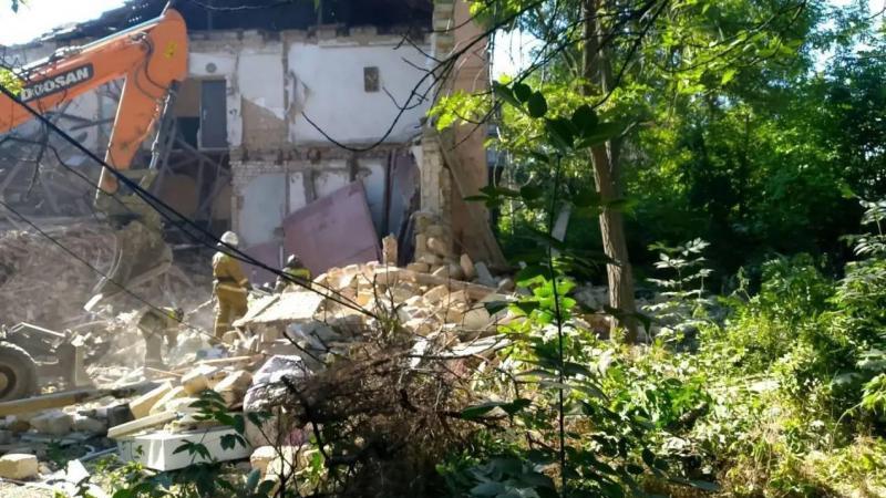 В Краснодоне на месте обрушения в жилом доме обнаружены тела трех погибших