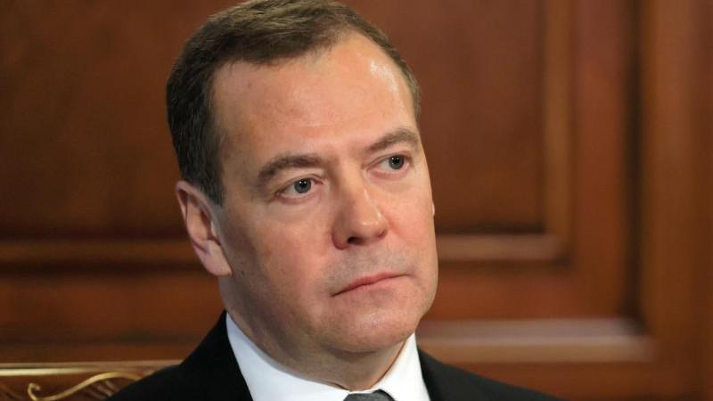 Медведев связал обвинения против Тимошенко с борьбой Зеленского с конкурентами