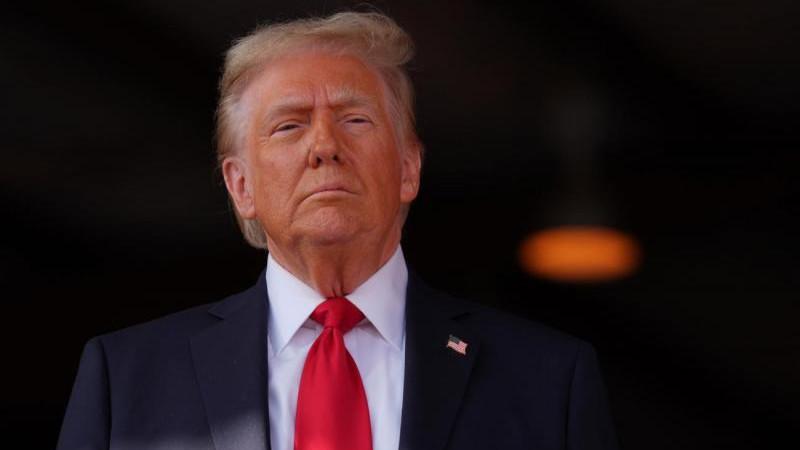Трамп пригрозил Франции пошлинами в 100% на вино и шампанское
