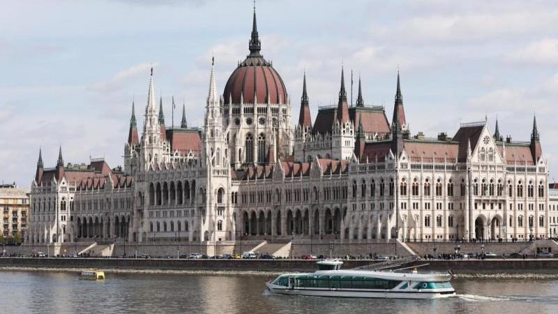 Парламент Венгрии ограничил пребывание на посту премьер-министра двумя сроками