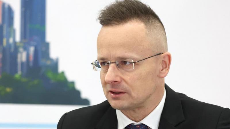 Сийярто покидает пост депутата парламента Венгрии
