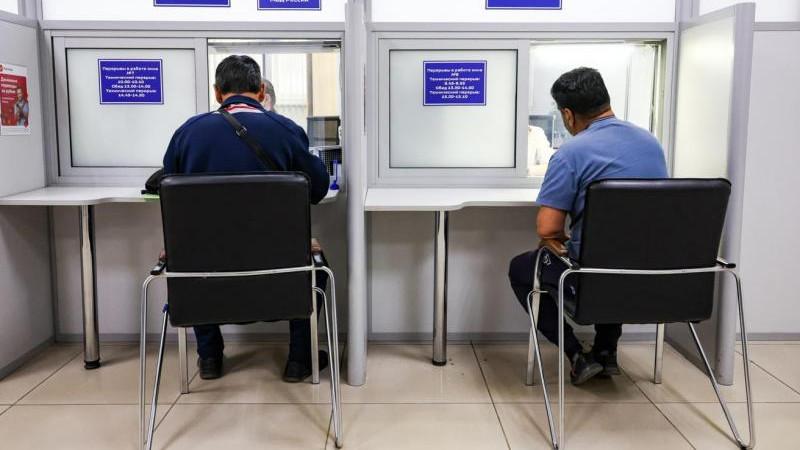 Мигрантов обяжут покупать телефон при приезде в Россию