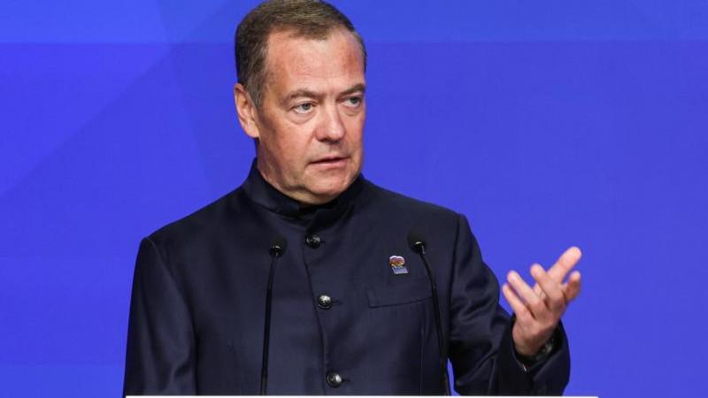 Медведев призвал забыть термин "партия власти"