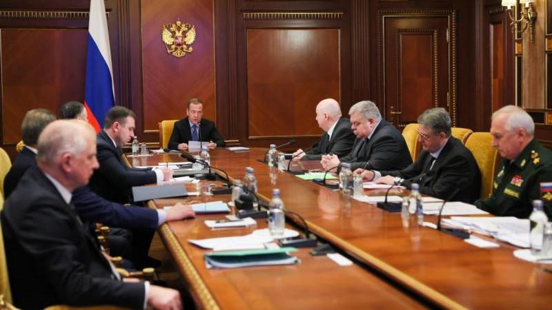 Медведев: свыше 422 тыс. человек заключили контракт с ВС РФ в 2025 году