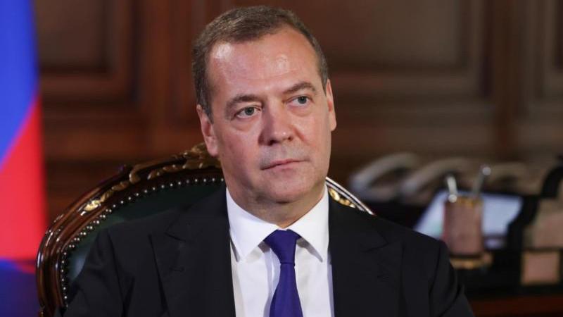 Медведев полагает, что России нужно продолжать громить ВСУ