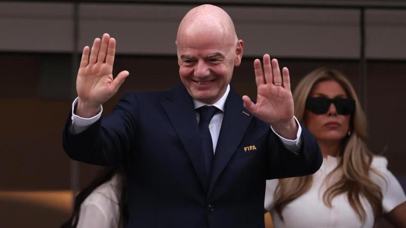 Президент ФИФА посетил раздевалку сборной Ирана после первого матча на ЧМ