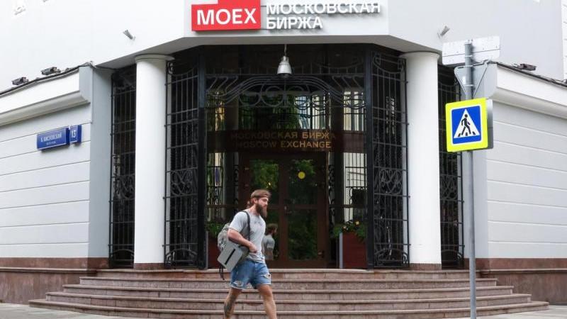 Российский рынок акций снижается на открытии торгов