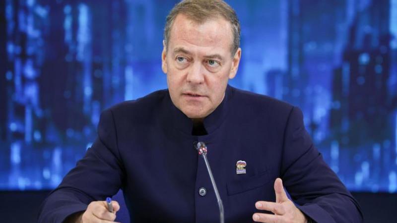 Медведев: Россия впервые проводит парламентские выборы в условиях военных действий